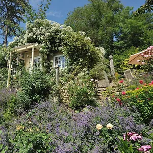 https://tucking-mill-view-self-catering.tophotelsbath.com